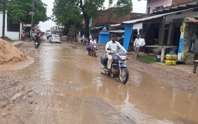 दो राज्यों की जोड़ने वाली सड़क का हाल बेहाल, गड्ढों में तब्दील, भरा रहता है पानी